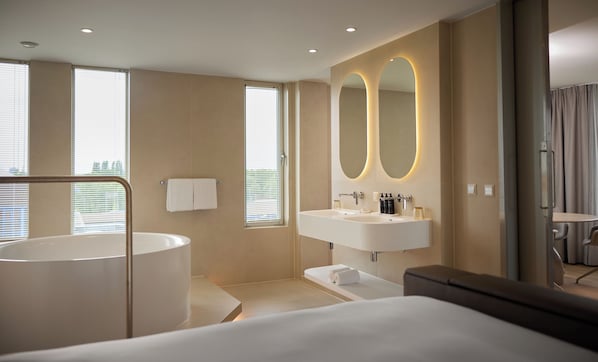 Deluxe Suite (WOW Suite) | Bathroom | Hair dryer, towels, soap, shampoo