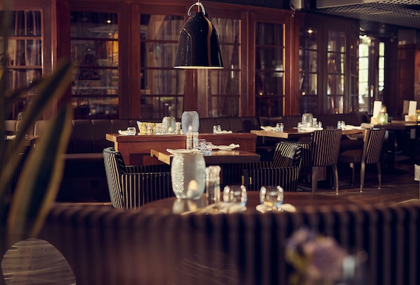 Breakfast, lunch, dinner served; international cuisine, garden views