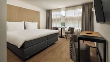 Studio | 1 bedroom, in-room safe, desk, laptop workspace