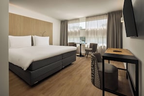 Studio | In-room safe, desk, laptop workspace, blackout drapes