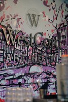 Ein Hotelschild mit dem Schriftzug 'WestCoast ART Hotel' und einem Logo.