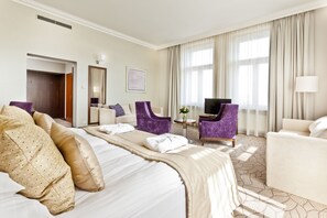 Suite junior (Free SPA entrance) | Ropa de cama de alta calidad, minibar, caja fuerte y escritorio