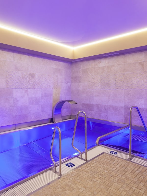 Indoor spa tub