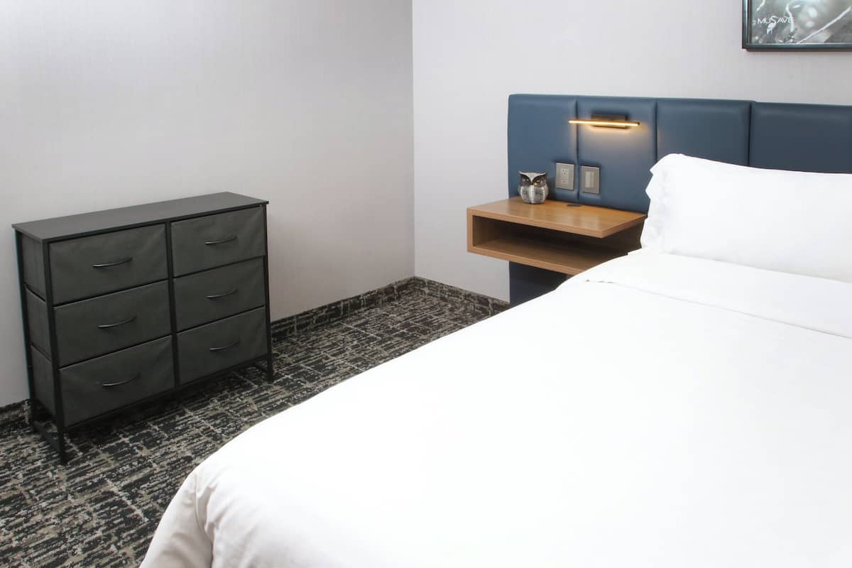 1 bedroom, in-room safe, desk, free cribs/infant beds