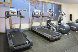 A gym with treadmills, elliptical machines, and exercise balls. - voco Saltillo Suites by IHG (Saltillo)