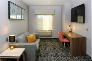 In-room safe, desk, free cots/infant beds, free WiFi - voco Saltillo Suites by IHG (Saltillo)