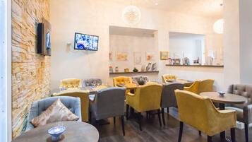 Breakfast, lunch, dinner served; international cuisine