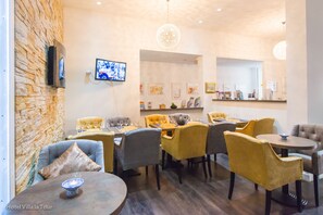 朝食、ランチ、ディナーに営業 (多国籍料理)