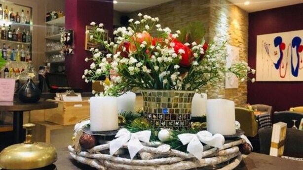 A bar area with a decorative centerpiece featuring flowers and candles. - Villa la Tour (Nice)