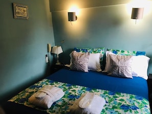 Zimmersafe, individuell dekoriert, Schreibtisch, Bügeleisen/Bügelbrett