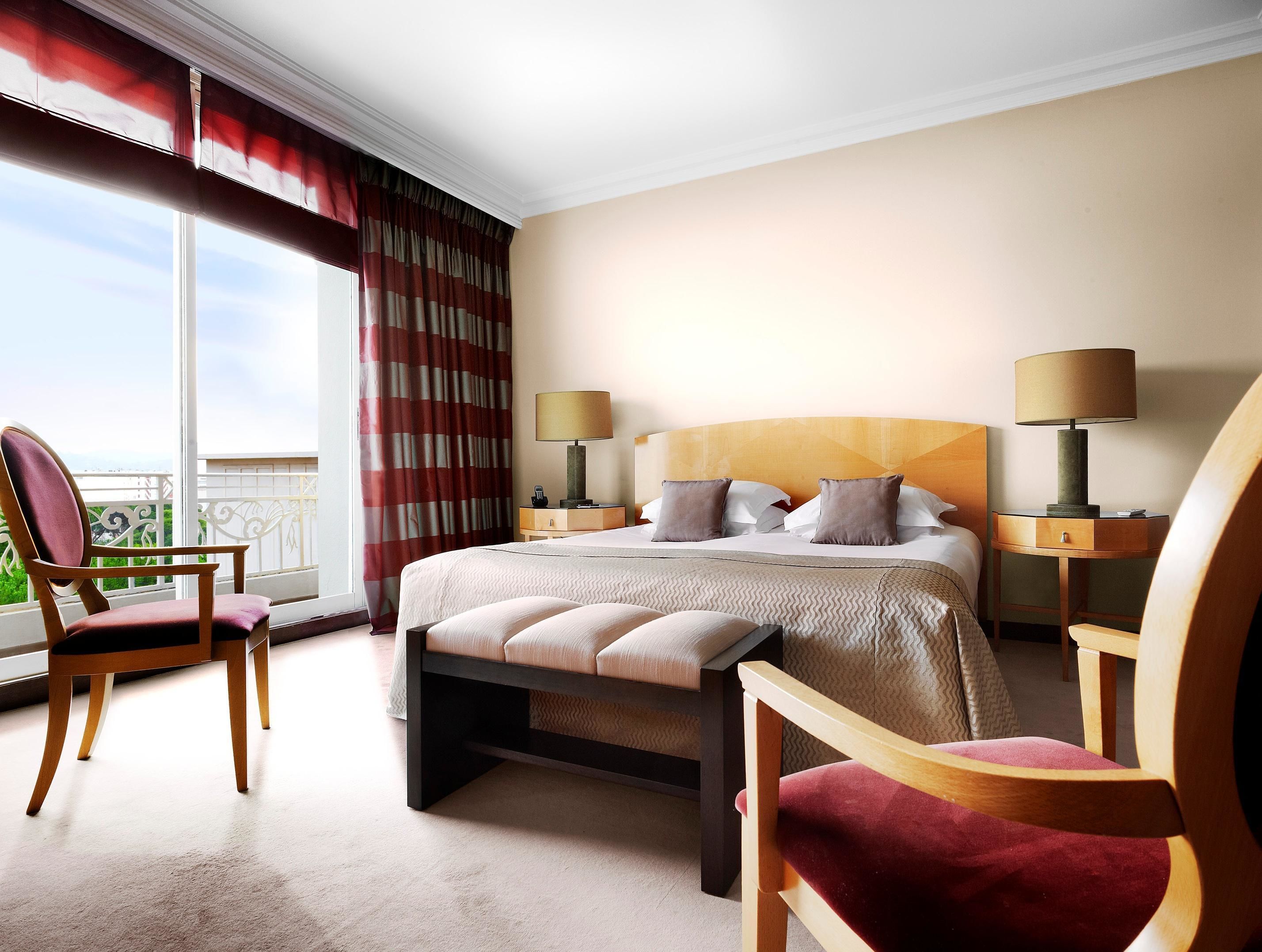 premium bedding, pillow-top beds, minibar, in-room safe