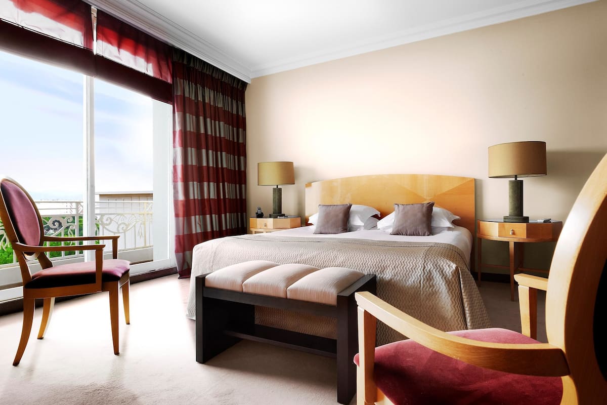 premium bedding, pillow-top beds, minibar, in-room safe