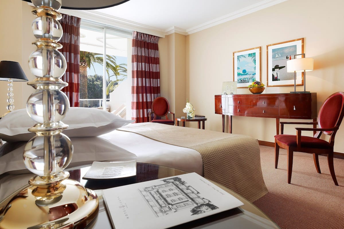 Premium bedding, pillow-top beds, minibar, in-room safe