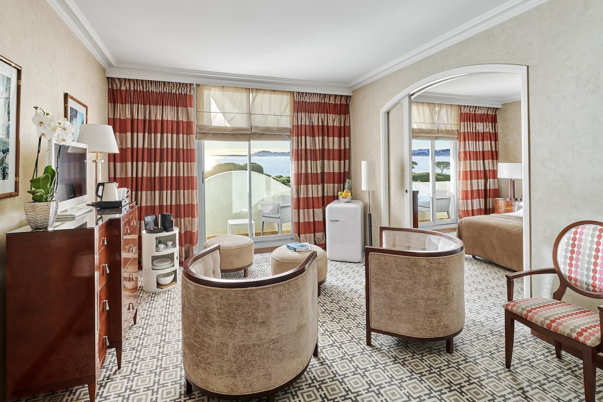 deluxe suite | premium bedding, pillow-top beds, minibar, in-room safe