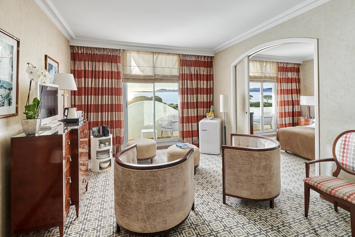 Deluxe Suite | Premium bedding, pillow-top beds, minibar, in-room safe