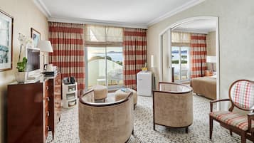 Deluxe Suite | Premium bedding, pillow-top beds, minibar, in-room safe