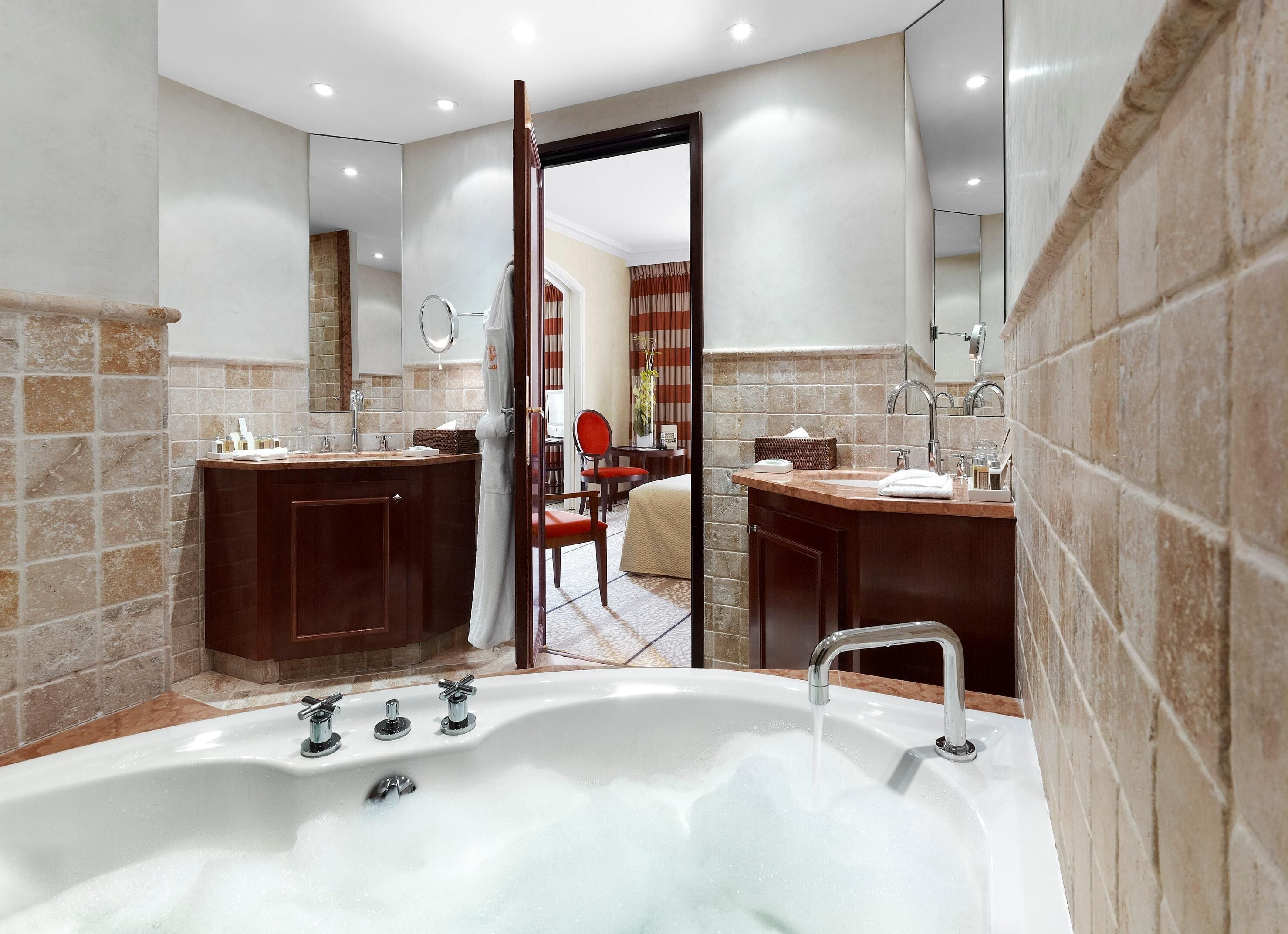 Hochwertige Bettwaren, Pillowtop-Betten, Minibar, Zimmersafe