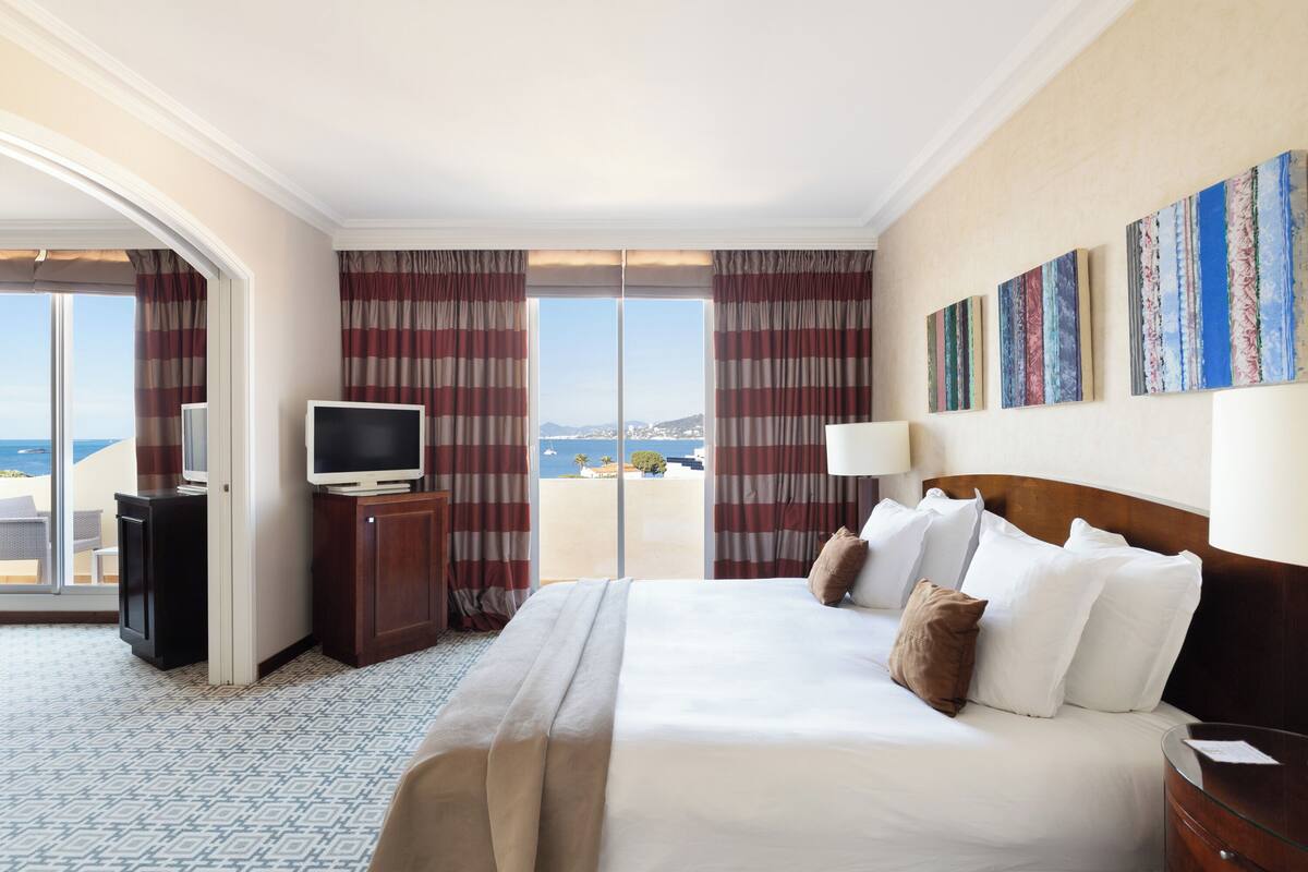 Ropa de cama de alta calidad, colchones con pillow-top y minibar 