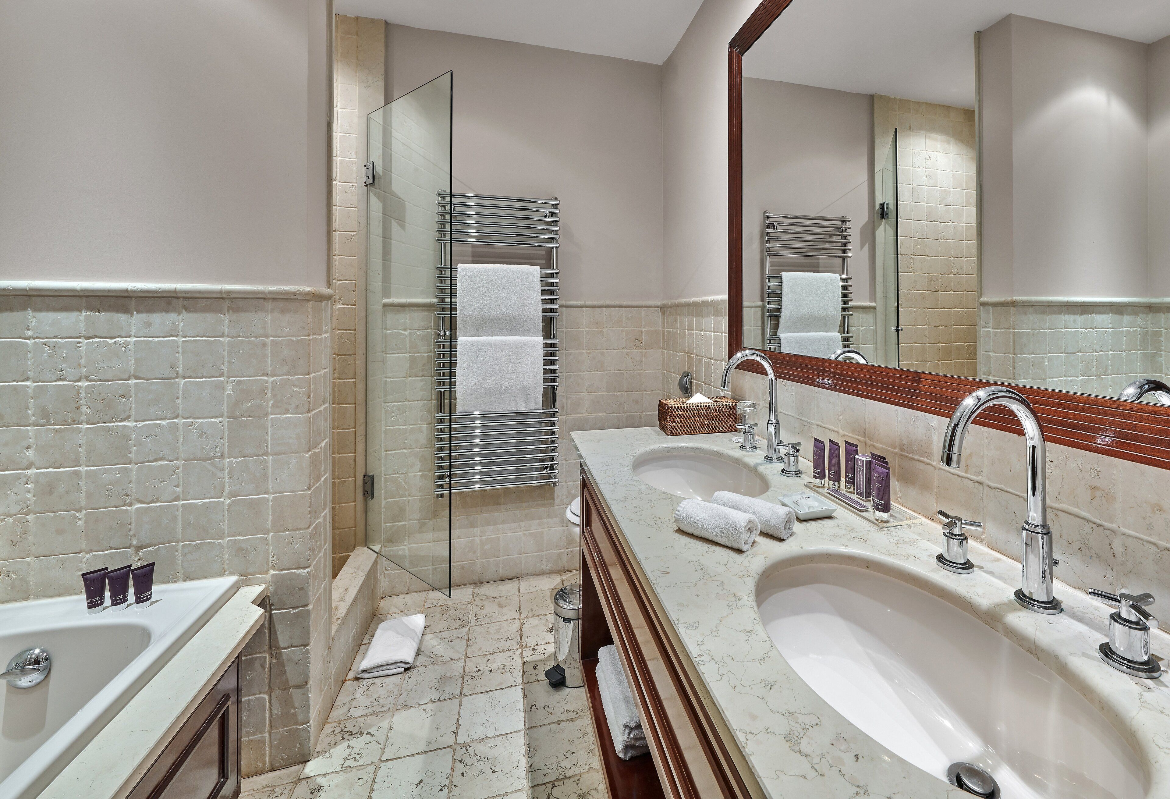 classic room | bathroom | combined shower/bathtub, free toiletries, hair dryer, bathrobes