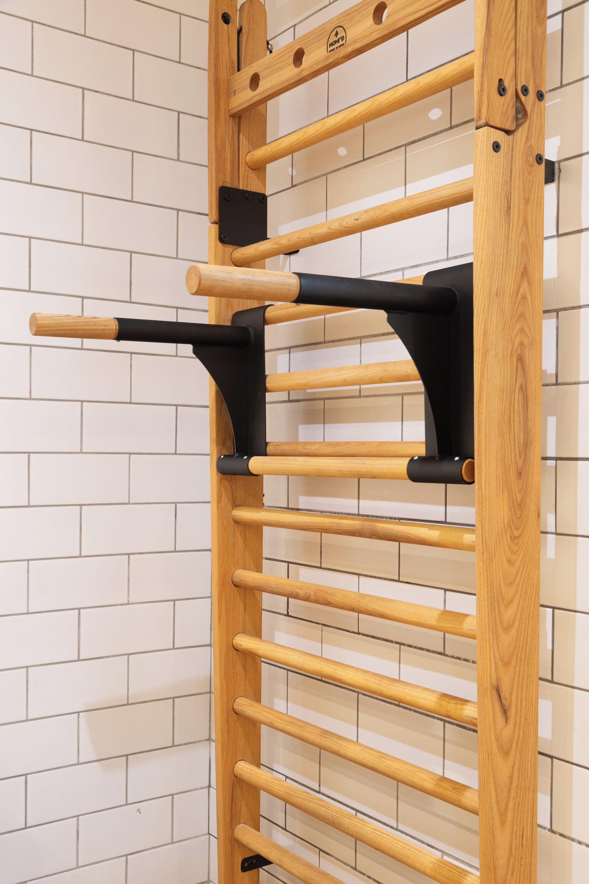 Een houten rek met horizontale stangen, waarschijnlijk om spullen aan op te hangen.