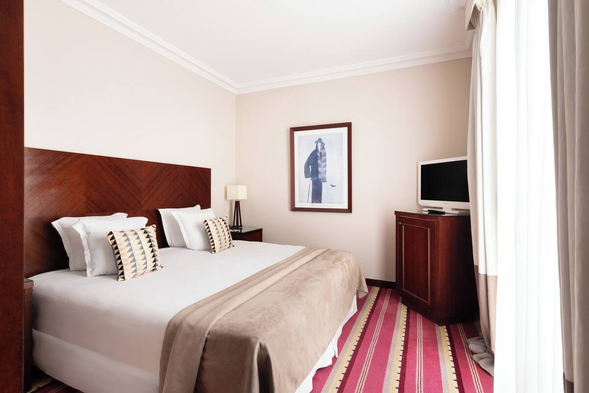 Ropa de cama de alta calidad, colchones con pillow-top y minibar 