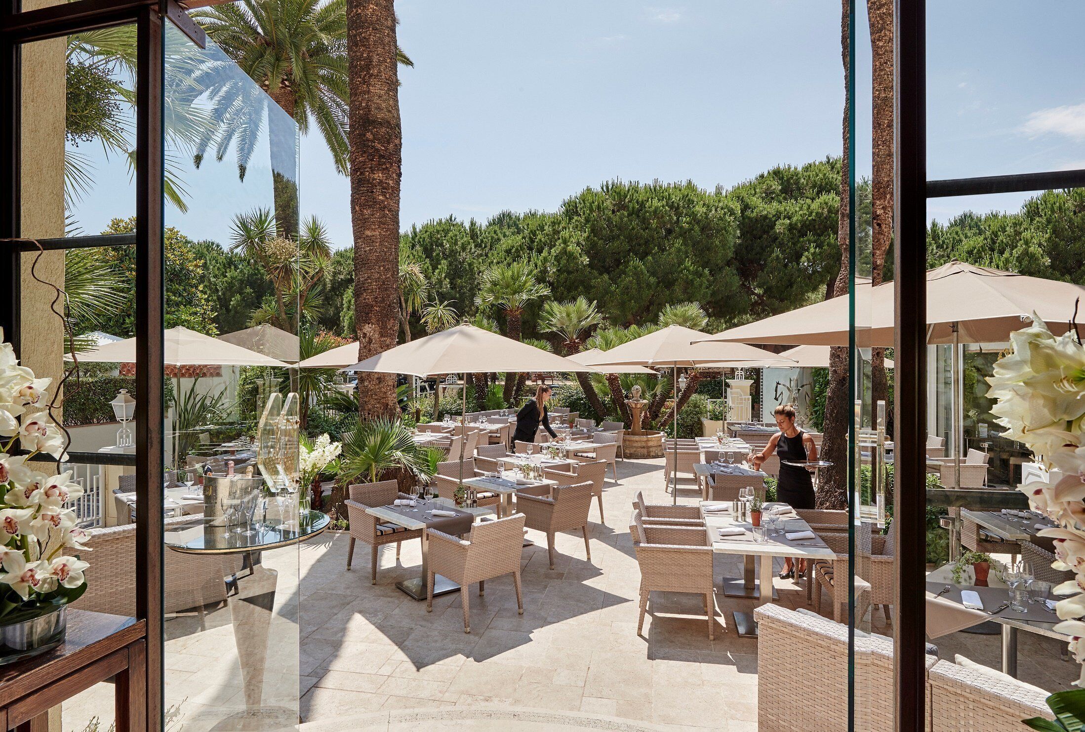 Petit déjeuner, déjeuner et dîner servis sur place, vue sur le jardin