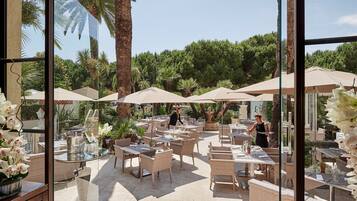 Petit déjeuner, déjeuner et dßner servis sur place, vue sur le jardin
