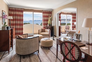Ropa de cama de alta calidad, colchones con pillow-top y minibar