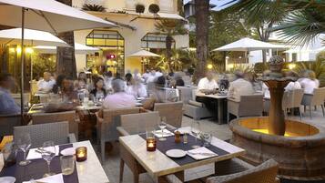 Se sirven desayunos, comidas y cenas con vista al jardín