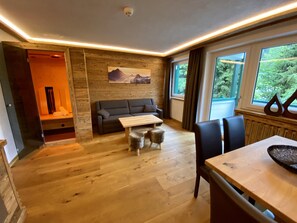 Suite Deluxe, 1 dormitori, sauna, vistes a la muntanya | Sala d'estar | Televisor de pantalla plana de 40 polzades amb canals per cable 