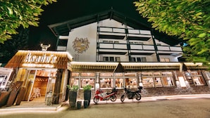 Façade de l’hébergement - soirée/nuit
