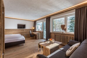 Suite Deluxe, 1 habitación, sauna, vista a la montaña | Sábanas italianas Frette, ropa de cama de alta calidad y edredón 