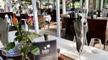 Breakfast and dinner served