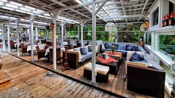 Breakfast and dinner served