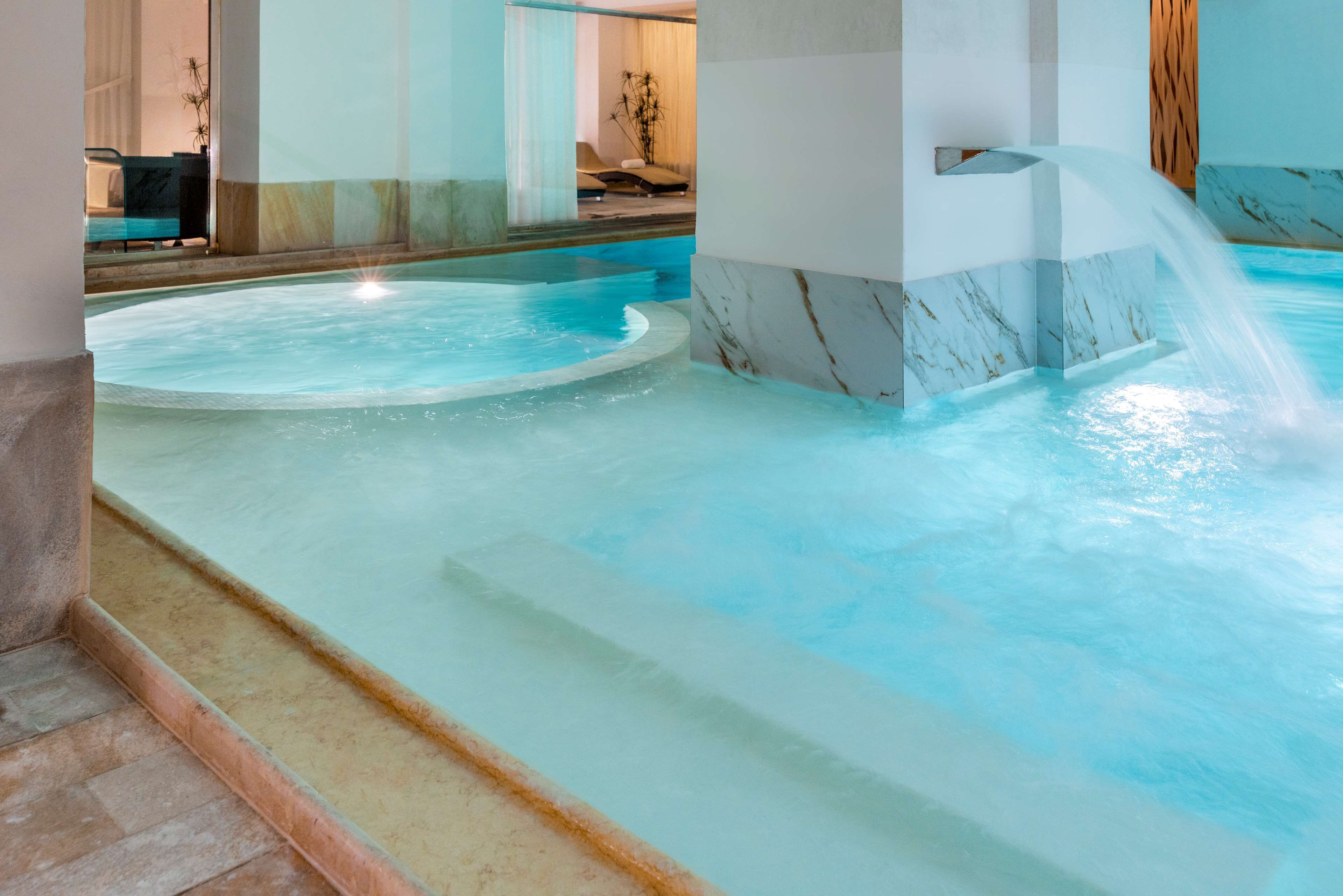 Uma área de spa com hidromassagem e um elemento aquático.