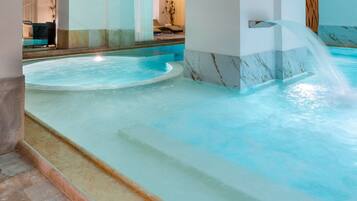Uma área de spa com hidromassagem e um elemento aquático.