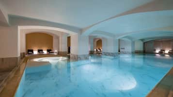 Piscine couverte, accès possible de 08 h 00 à 21 h 00, chaises longues