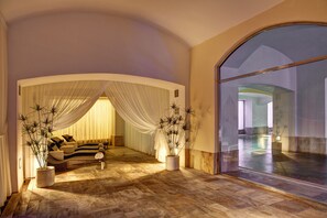 Couples treatment rooms, sauna, hot tub, steam room, body treatments