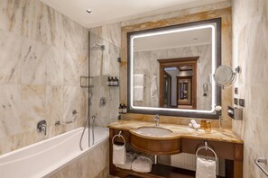 Regadera tipo lluvia y amenidades de baño de diseñador 