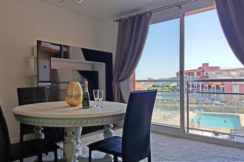 Suite, 2 slaapkamers, uitzicht op zwembad (6 persons) | Woonruimte | Flatscreentelevisie