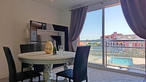 Suite, 2 slaapkamers, uitzicht op zwembad (6 persons) | Woonruimte | Een flatscreentelevisie