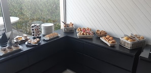 Bữa sáng buffet hàng ngày (13 EUR/mỗi người)