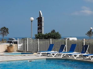 2 outdoor pools