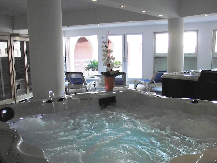 Indoor spa tub