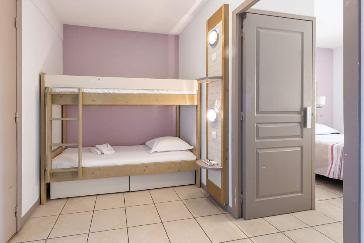 Apartment 6 people - 1 bedroom + 1 sleeping alcove - Air conditioned | 1 bedroom, blackout drapes, iron/ironing board, cribs/infant beds