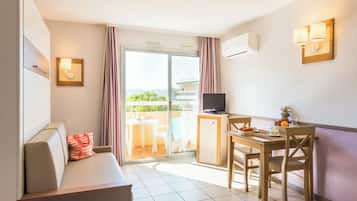 Studio 2 people - Air conditioned | Living area | TV, books