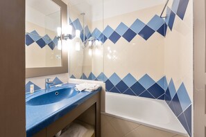 Apartment 6 people - 1 bedroom + 1 sleeping alcove - Air conditioned | Bathroom - Pierre & Vacances Résidence La Rostagne (Antibes)