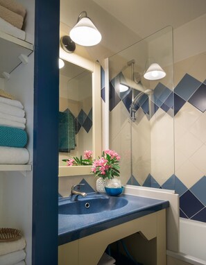 Baignoire, articles de toilette gratuits, sèche-cheveux