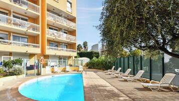 Piscine extérieure (ouverte en saison), chaises longues