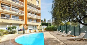 Seasonal outdoor pool, pool loungers - Pierre & Vacances Résidence La Rostagne (Antibes)